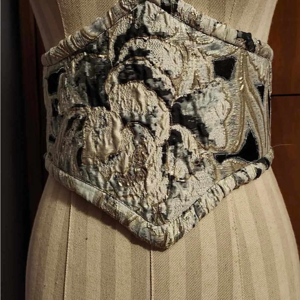 Elegant Floral Embroidered Corset Belt
